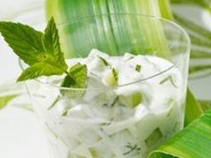 Φρούτα με μέντα και σοκολατένια σαντιγί Φρούτα με μέντα και σοκολατένια σαντιγί