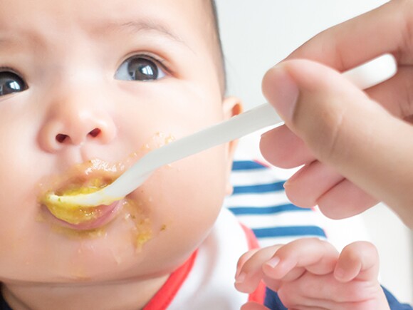 Πώς να εισαγάγετε το μωρό σας στις πρώτες στερεές τροφές του