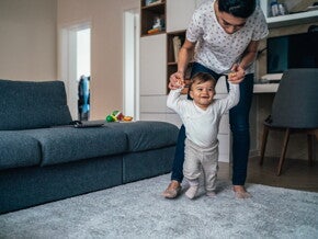 Ανάπτυξη Μωρού Ανά Μήνα: Ο Πλήρης Οδηγός για το Πρώτο Έτος Ζωής