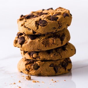 Στοίβα από μπισκότα με κομμάτια σοκολάτας σε λευκό φόντο.