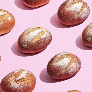 Ψωμάκια χωρίς μαγιά τοποθετημένα σε ροζ φόντο.