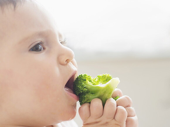 Τι τροφές μπορείς να προσφέρεις στο μωρό σου τώρα για να το ενθαρρύνεις να τρώει υγιεινά αργότερα; 