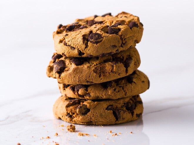 Στοίβα από μπισκότα με κομμάτια σοκολάτας σε λευκό φόντο.