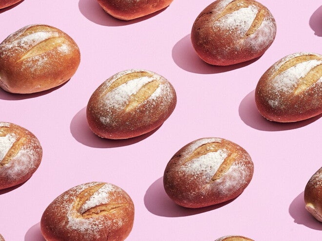 Ψωμάκια χωρίς μαγιά τοποθετημένα σε ροζ φόντο.