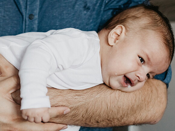 Πώς να ηρεμήσετε ένα μωρό που έχει κολικούς